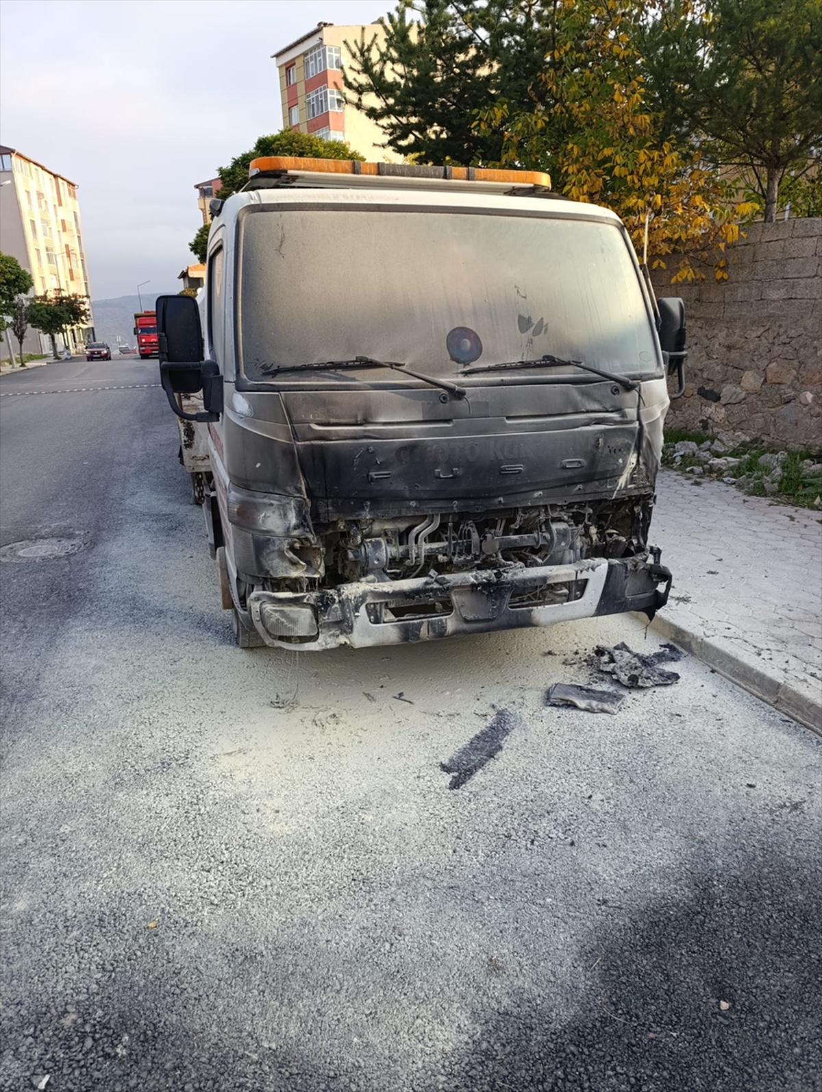 Suşehri'nde park halindeki çekicide çıkan yangın hasara neden oldu