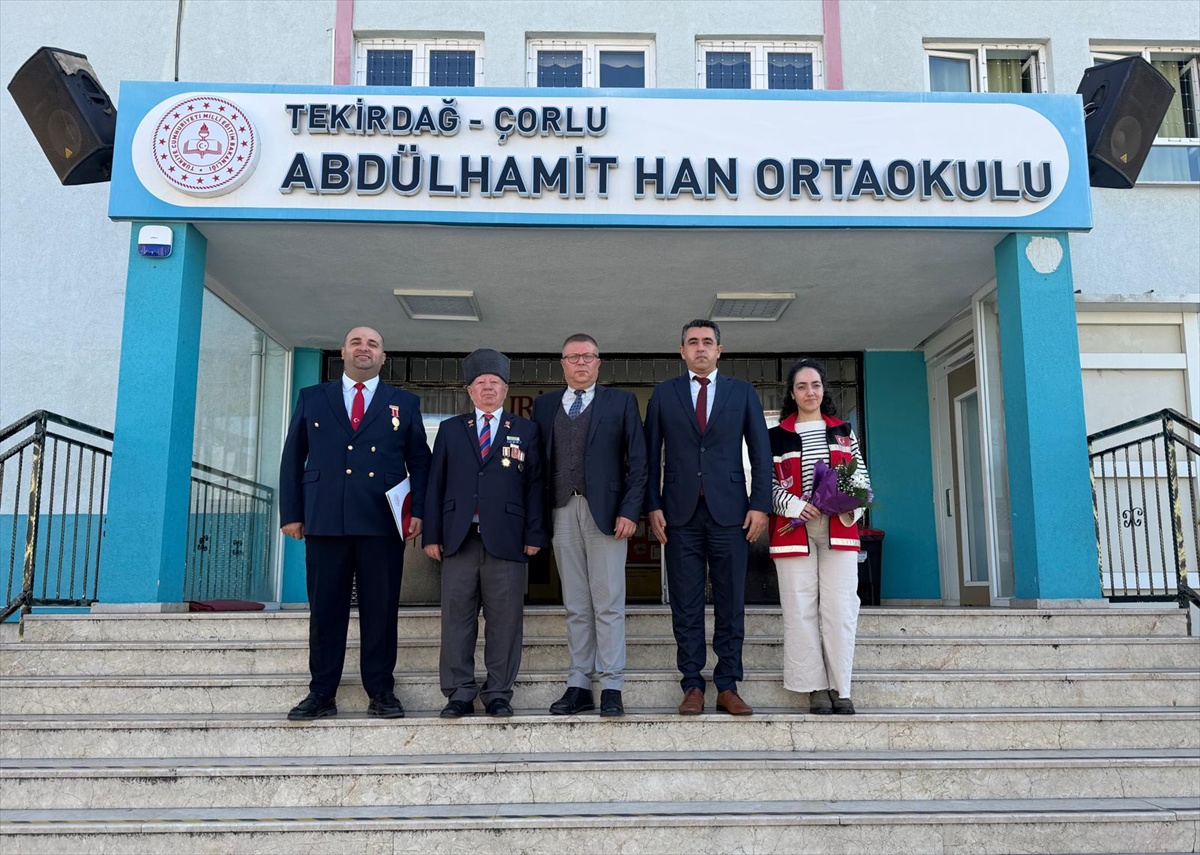 Tekirdağ'ın Çorlu ilçesinde Abdülhamit Han Ortaokulu öğrencileri gazilerle buluştu