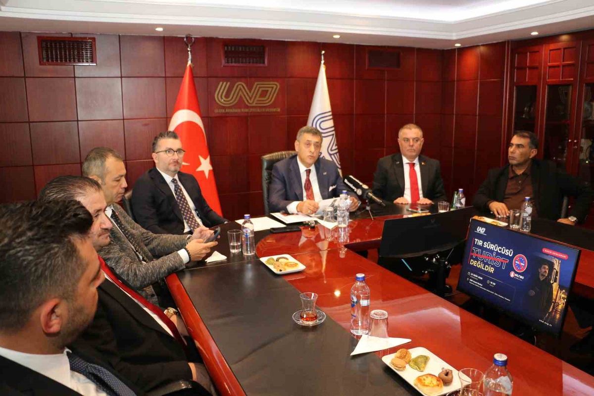 UND, Avrupa sınırlarında TIR kuyruklarının 16 kilometreye ulaştığını bildirdi