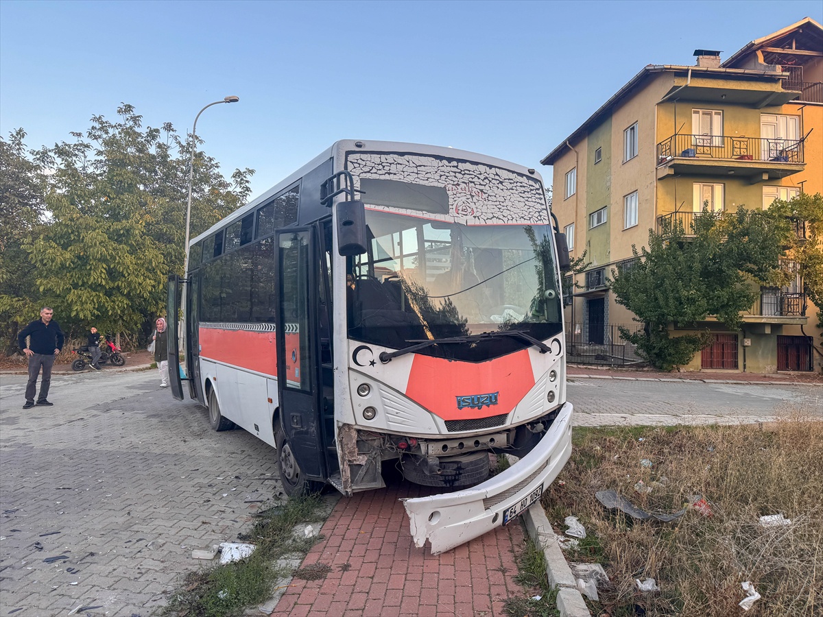 Uşak'ta yolcu midibüsü otomobille çarpıştı, 4'ü çocuk 7 kişi yaralandı