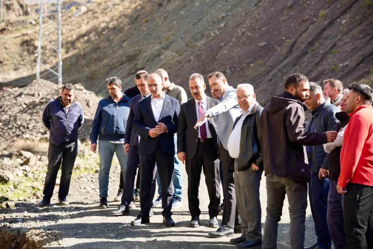 Üzümlü Kaymakamı Hökelekli, selden etkilenen köylerdeki çalışmaları yerinde inceledi