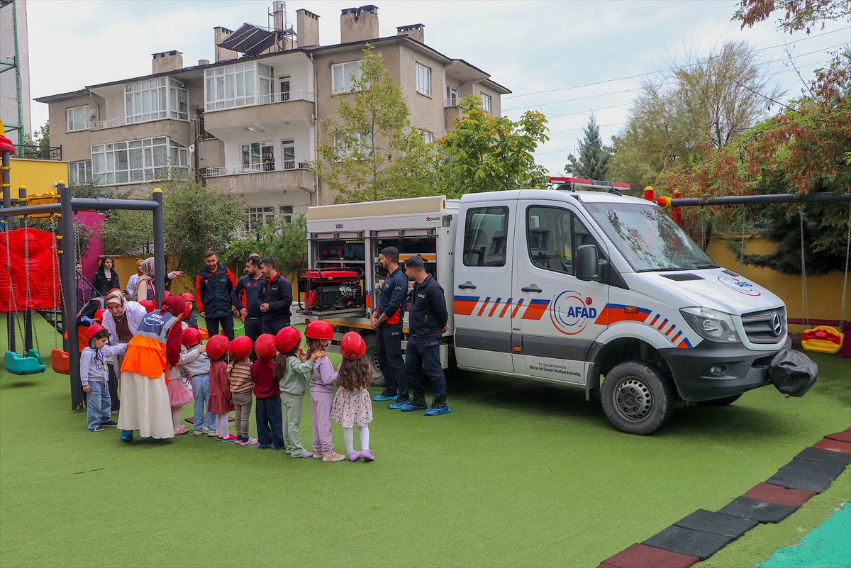 Van depremini yaşayan Van YYÜ öğrencileri anaokullarında tatbikat yaptı