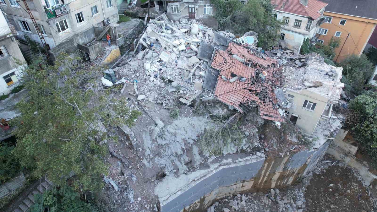 Zonguldak'ta 3 katlı bina çöktü, 1 kişi öldü, 1 yaralı, 7 bina tahliye edildi