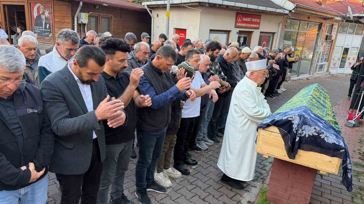 Zonguldak'ta çöken binanın enkazında ölen 74 yaşındaki kadın Bartın'da defnedildi