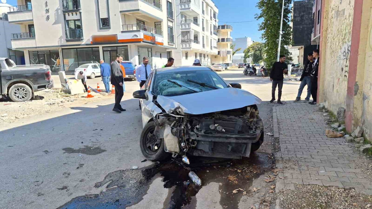 Adıyaman'da kamyonetle otomobil çarpıştı, 1'i ağır 2 sürücü yaralandı