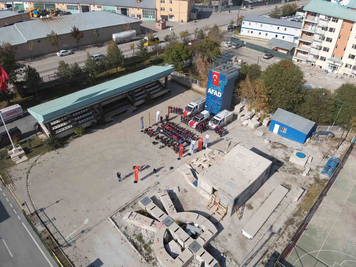 AFAD, Van depreminin 15. yılında hayatını kaybedenler için anma programı düzenledi