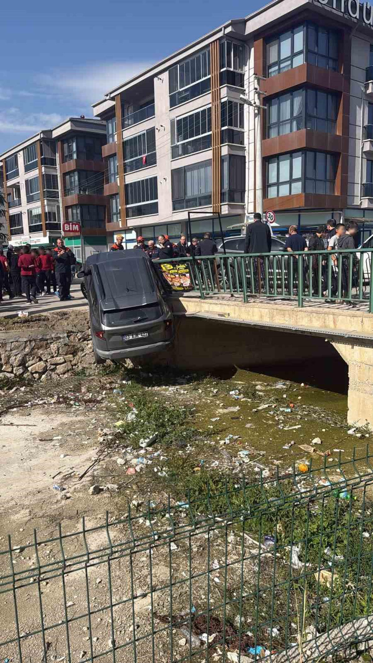 Afyonkarahisar'da 3 aracın karıştığı zincirleme kazada 1 kişi hafif yaralandı