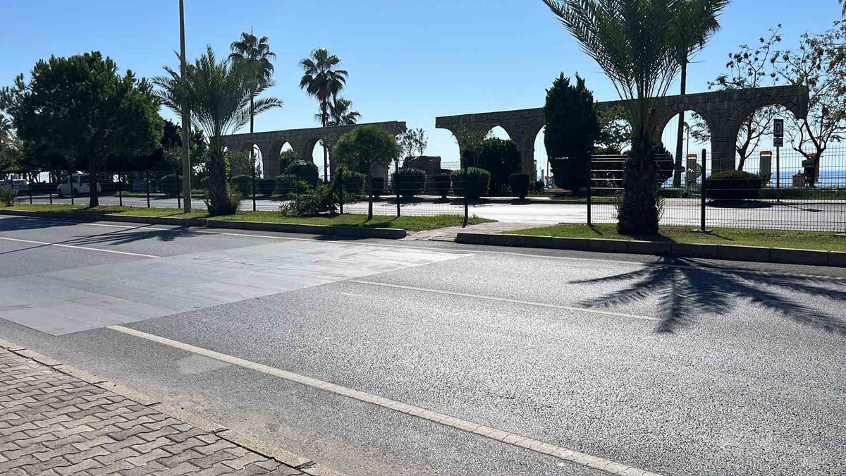 Alanya'da motosikletin çarptığı yaya ağır yaralı, motosiklet sürücüsü öldü