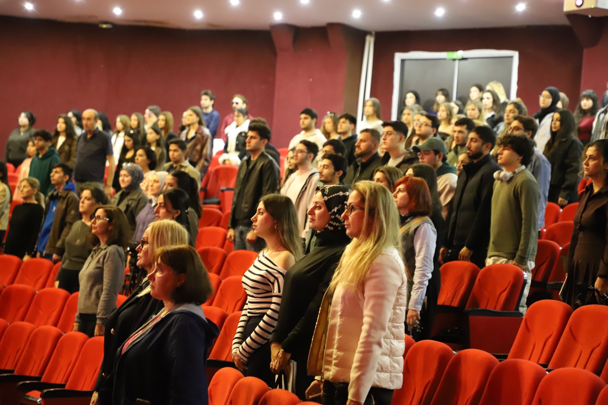 Arel Üniversitesi kongresinde Şahin’den yapay zeka için Sihirbazın Yamağı benzetmesi