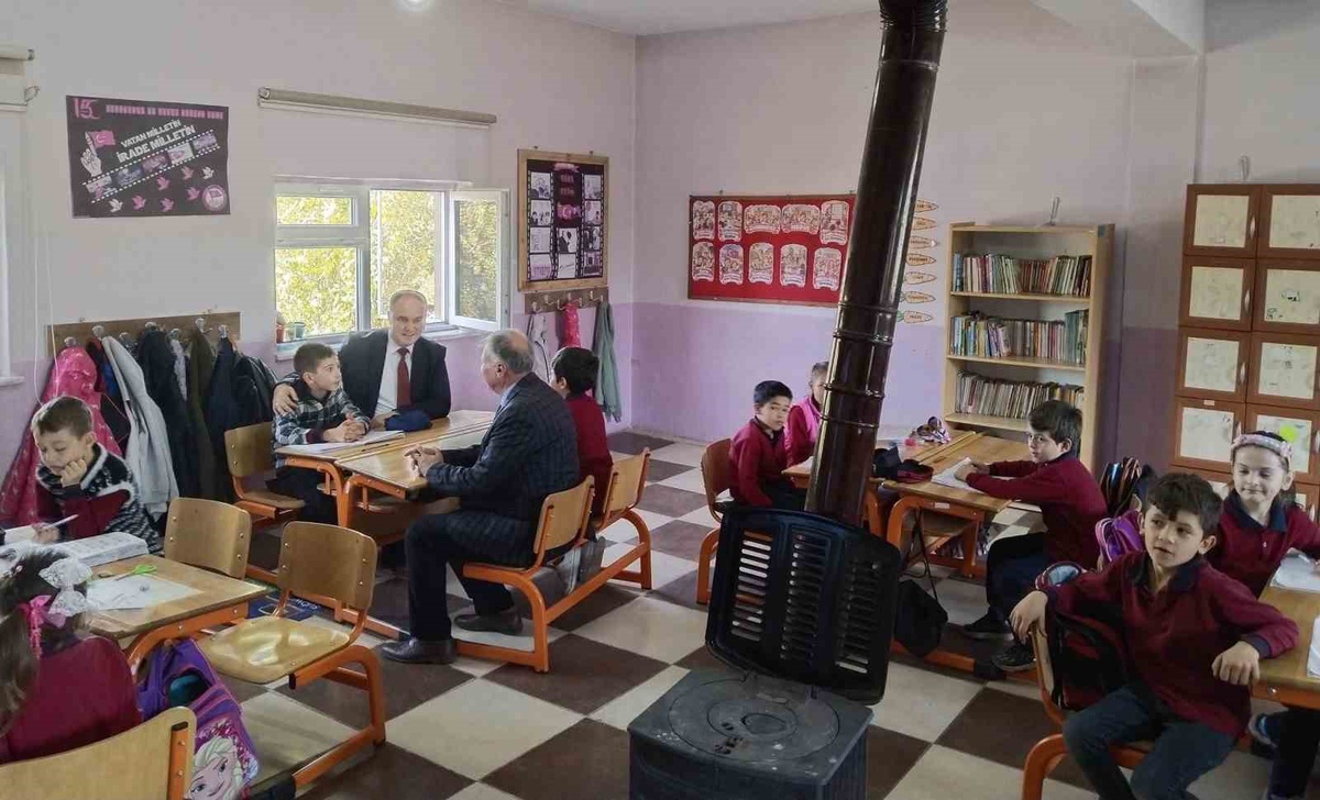 Aslanapa Kaymakamı Tosun, Çalköy ve Aslıhanlar ilkokullarında öğrencilerle buluştu
