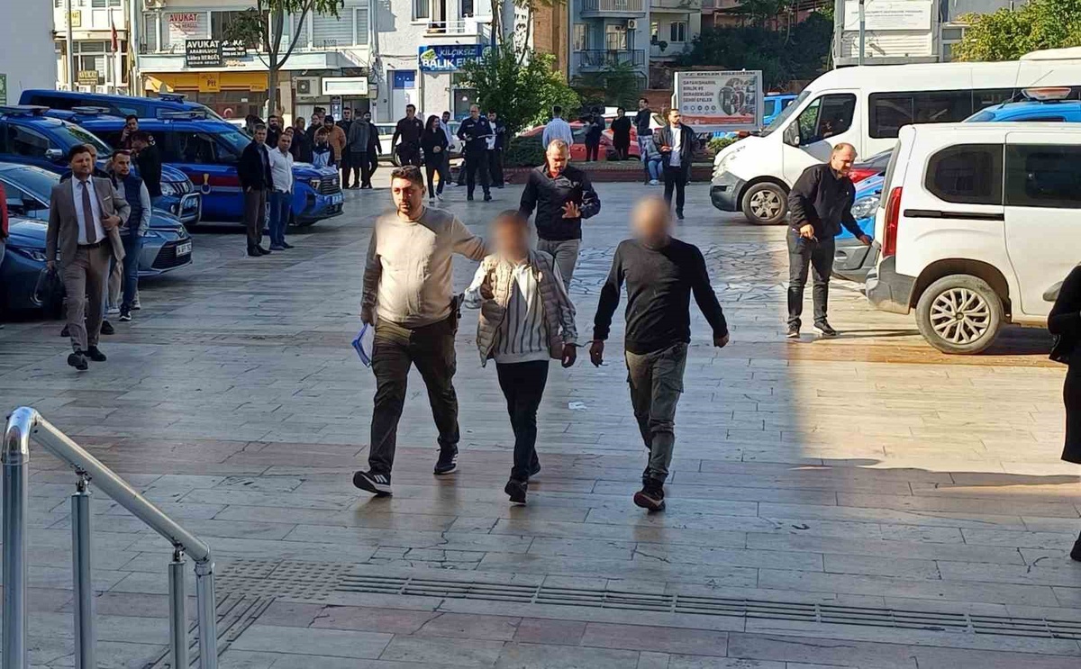 Aydın'da eşini silahla tehdit ettiği iddia edilen adam, sevgilisiyle kaçarken camı kırılarak yakalandı