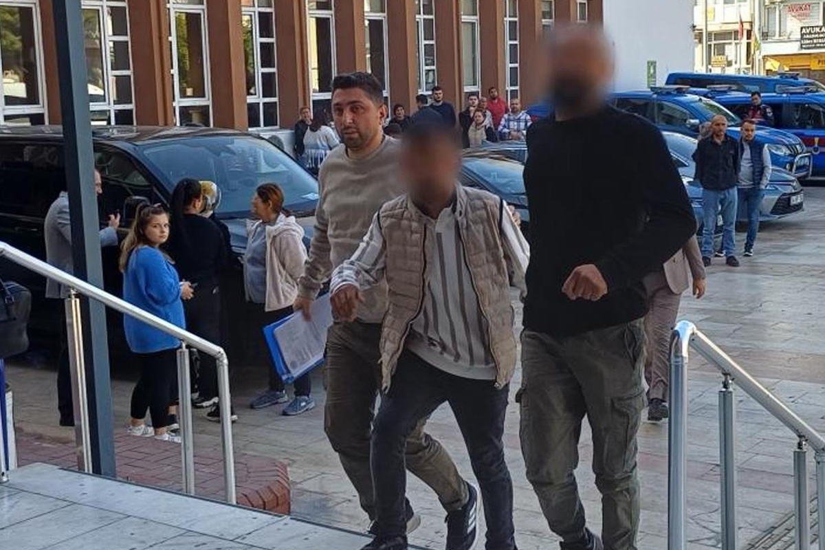 Yasak aşkta beklenmedik karşılaşma! Sevgilisinin evinde eşiyle karşılaştı, ortalık karıştı