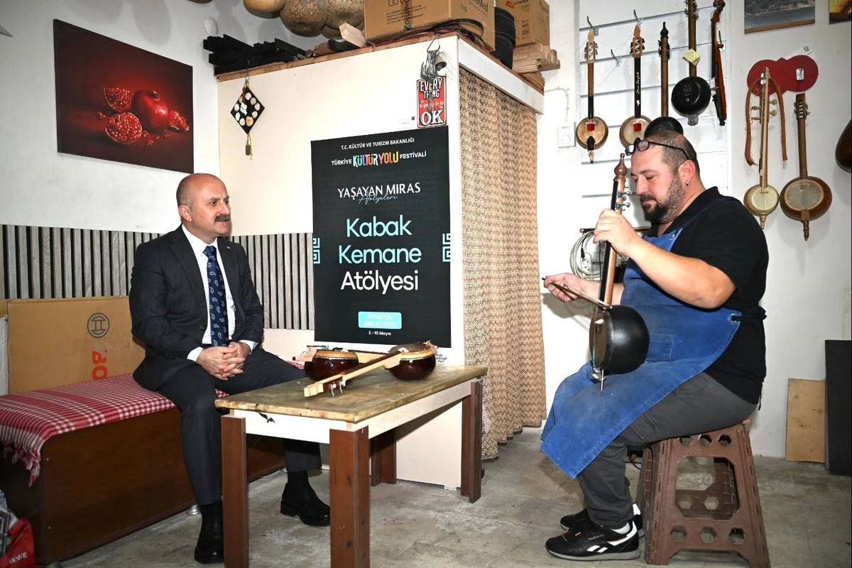 Aydın Valisi Varol, kabak kemane zanaatkarı Tuncer'i iş yerinde ziyaret etti