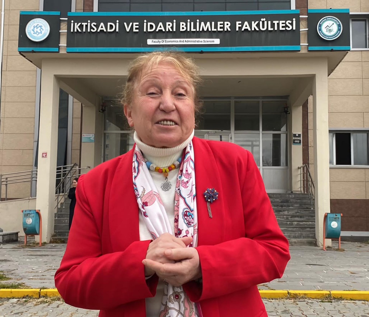 Ayşen Arda İşçi, 71 yaşında Kafkas Üniversitesinde yüksek lisansa başladı