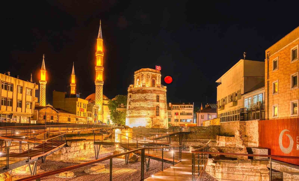 Bakan Ersoy, Edirne'de 4 ayda 18 bin ziyaretçi çeken Makedonya Kule Müzesi'ni gezdi