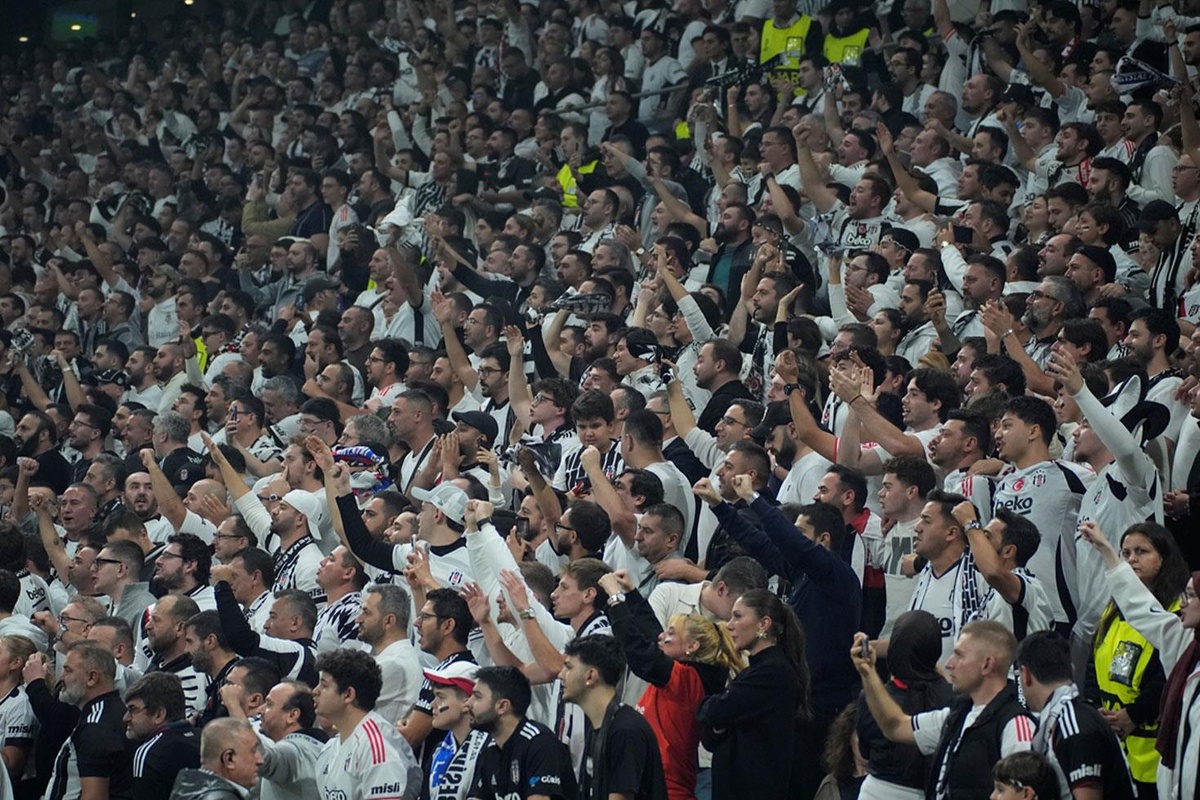 Beşiktaş'a Avrupa dönüşü kötü haber! Yıldız futbolcu haftalarca yok
