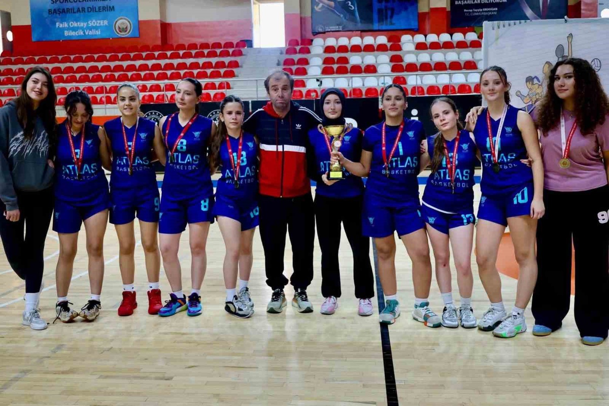 Bilecik'te genç kızlar basketbolda dereceye giren takımlar kupa ve madalya aldı
