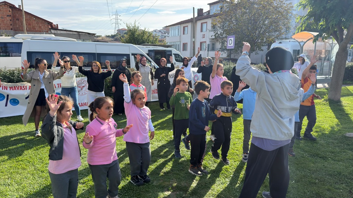 Bilecik'te “Mahallemde hareketlilik var” buluşmasında müzik eşliğinde egzersiz