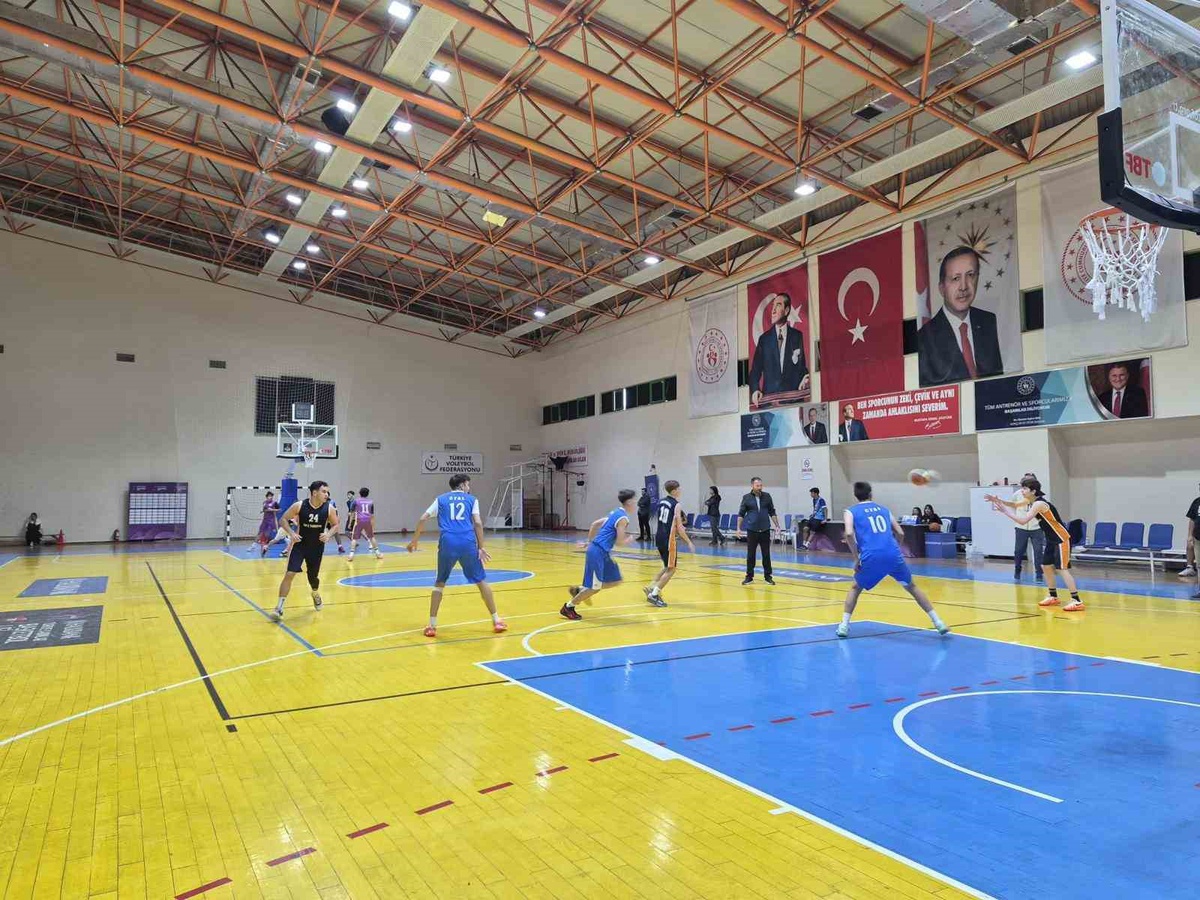 Burhaniye'de Cumhuriyet Kupası 3x3 basketbol turnuvası nefes kesti