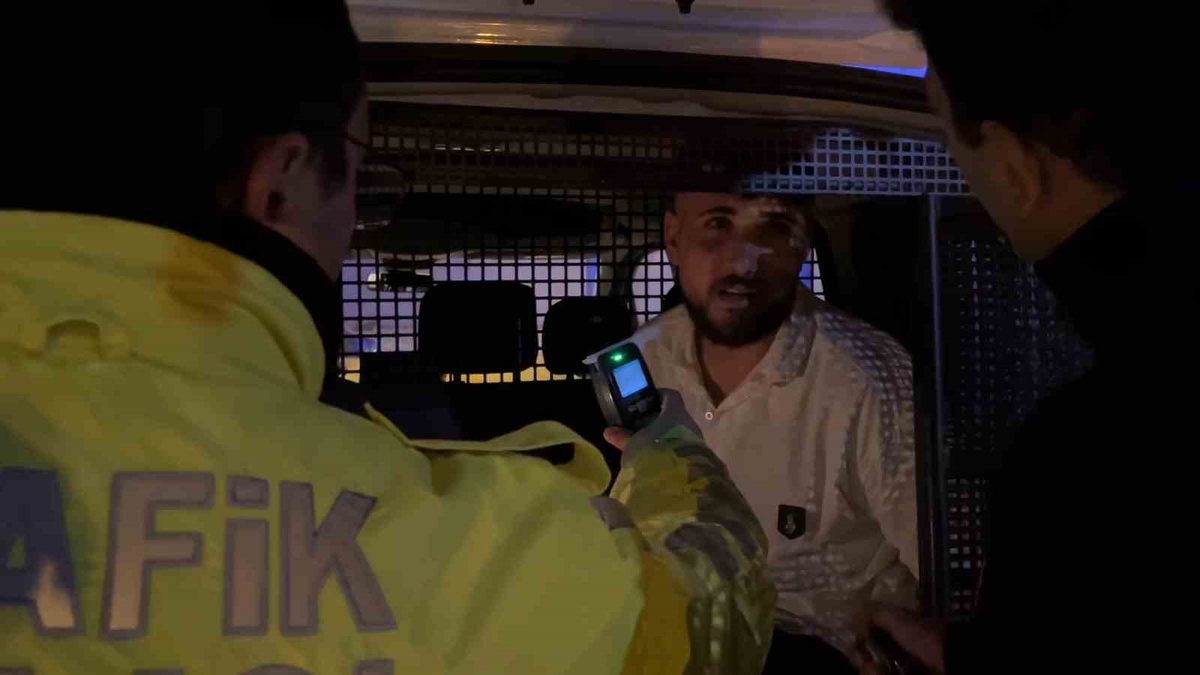 Bursa'da polisten kaçarken lambaya çarpan alkollü sürücü: 'Arabayı babamdan habersiz çaldım, haber verin'