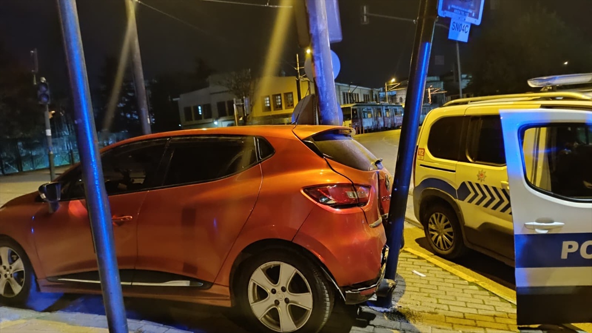 Bursa'da sinyalizasyon lambasına çarpan alkollü sürücüye 420 bin lira ceza kesildi