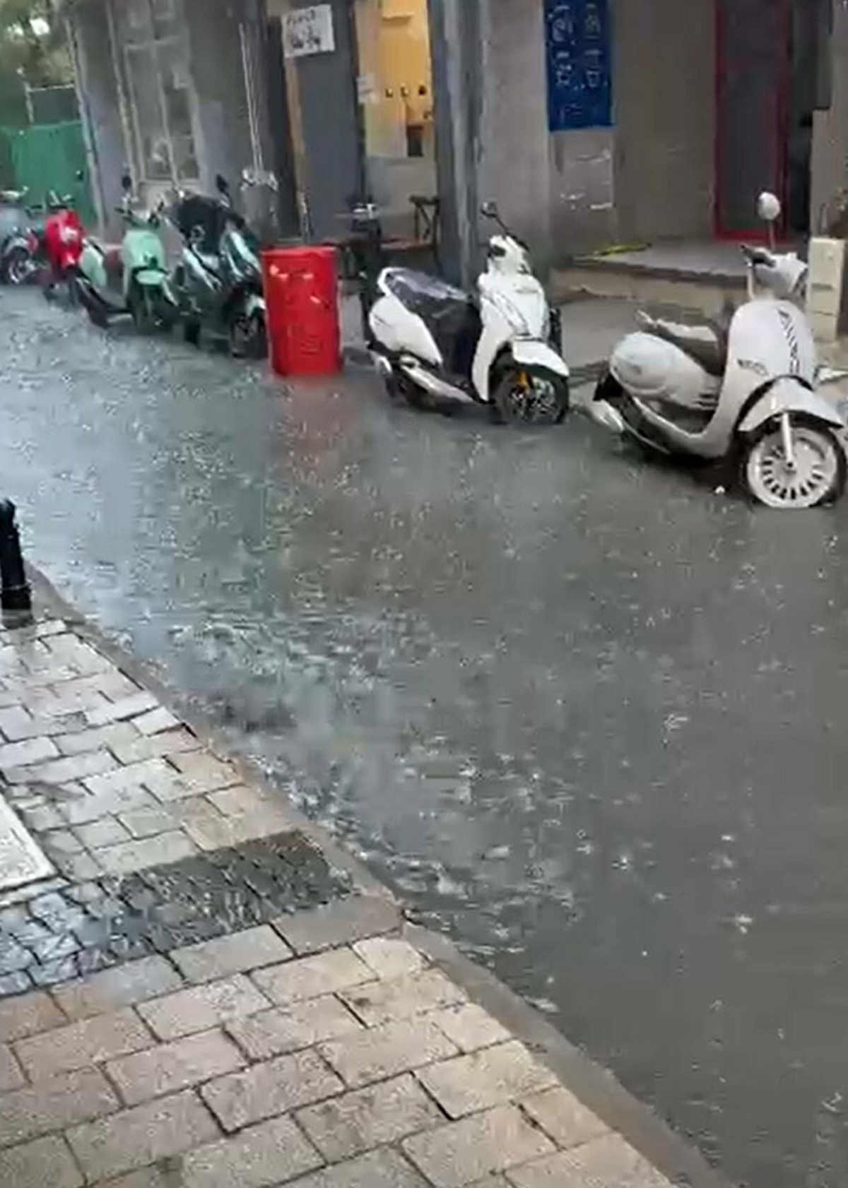 Çanakkale'de sağanak caddeleri göle çevirdi, kapalı pazar alanında esnaf zorlandı