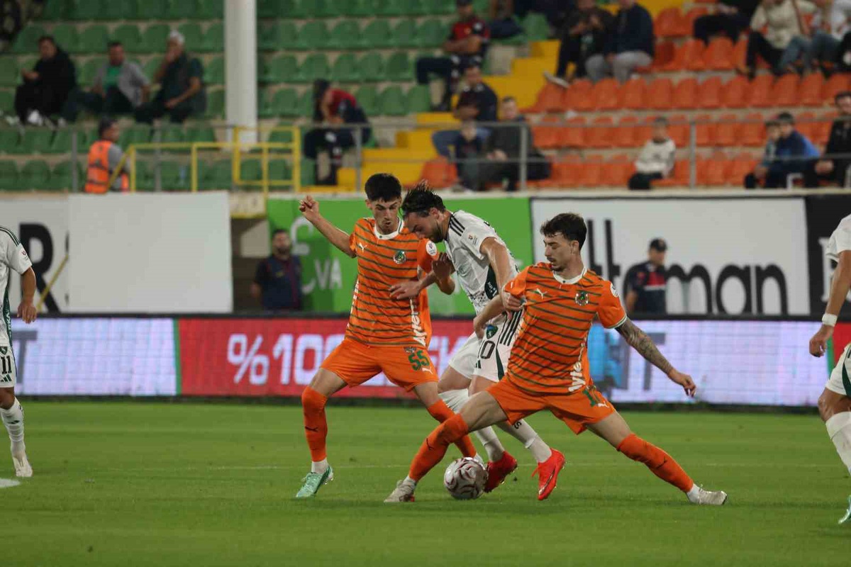 Corendon Alanyaspor, Kocaelispor karşısında ilk yarıyı 2-0 geride kapattı