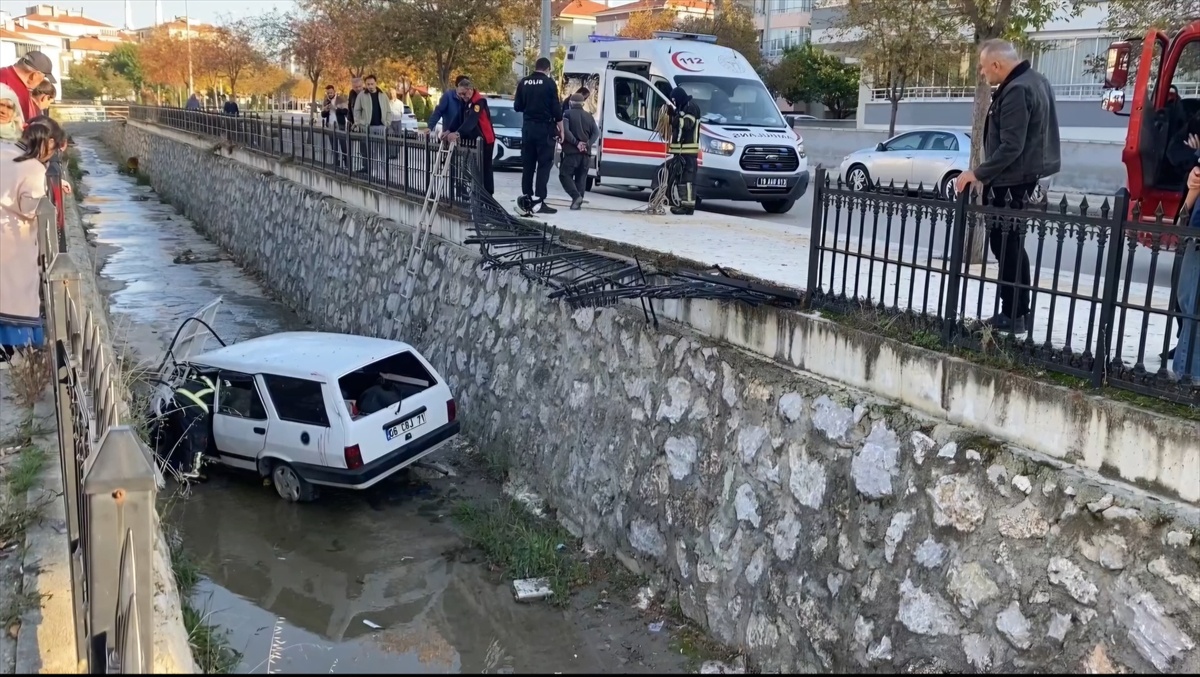 Çorum'da park halindeki araca çarpan otomobil kanala devrildi, sürücü alkollü çıktı