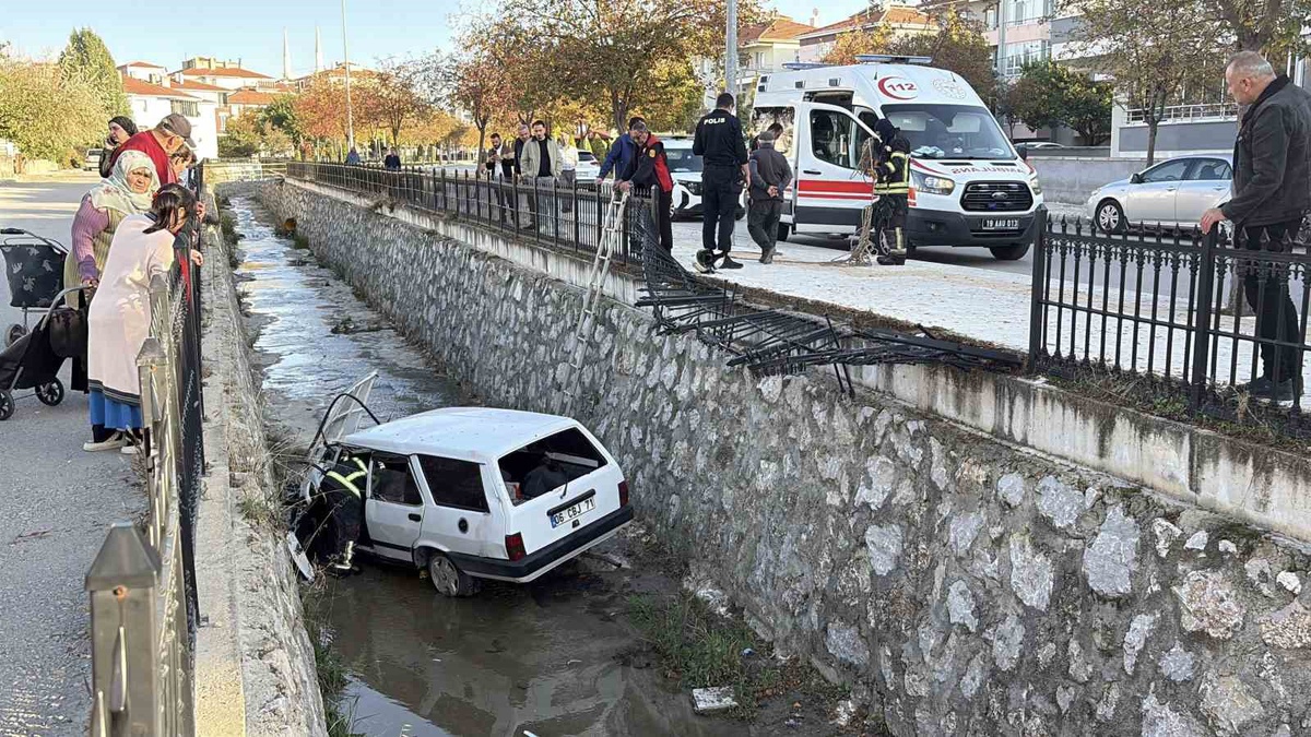 Çorum'da savrulan otomobil korkulukları aşıp dereye düştü, sürücü yaralandı