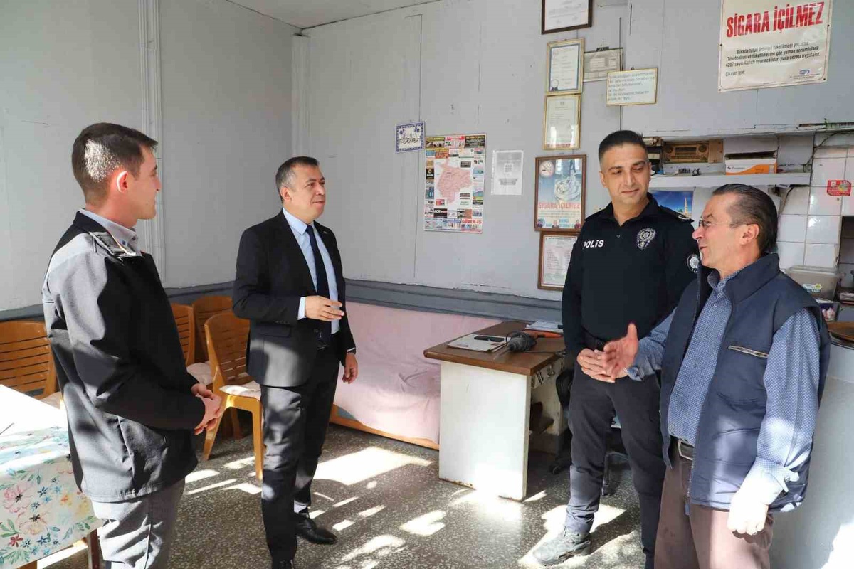 Demirci Kaymakamı Bayram, emniyet müdürüyle cuma ziyaretinde esnafı dinledi