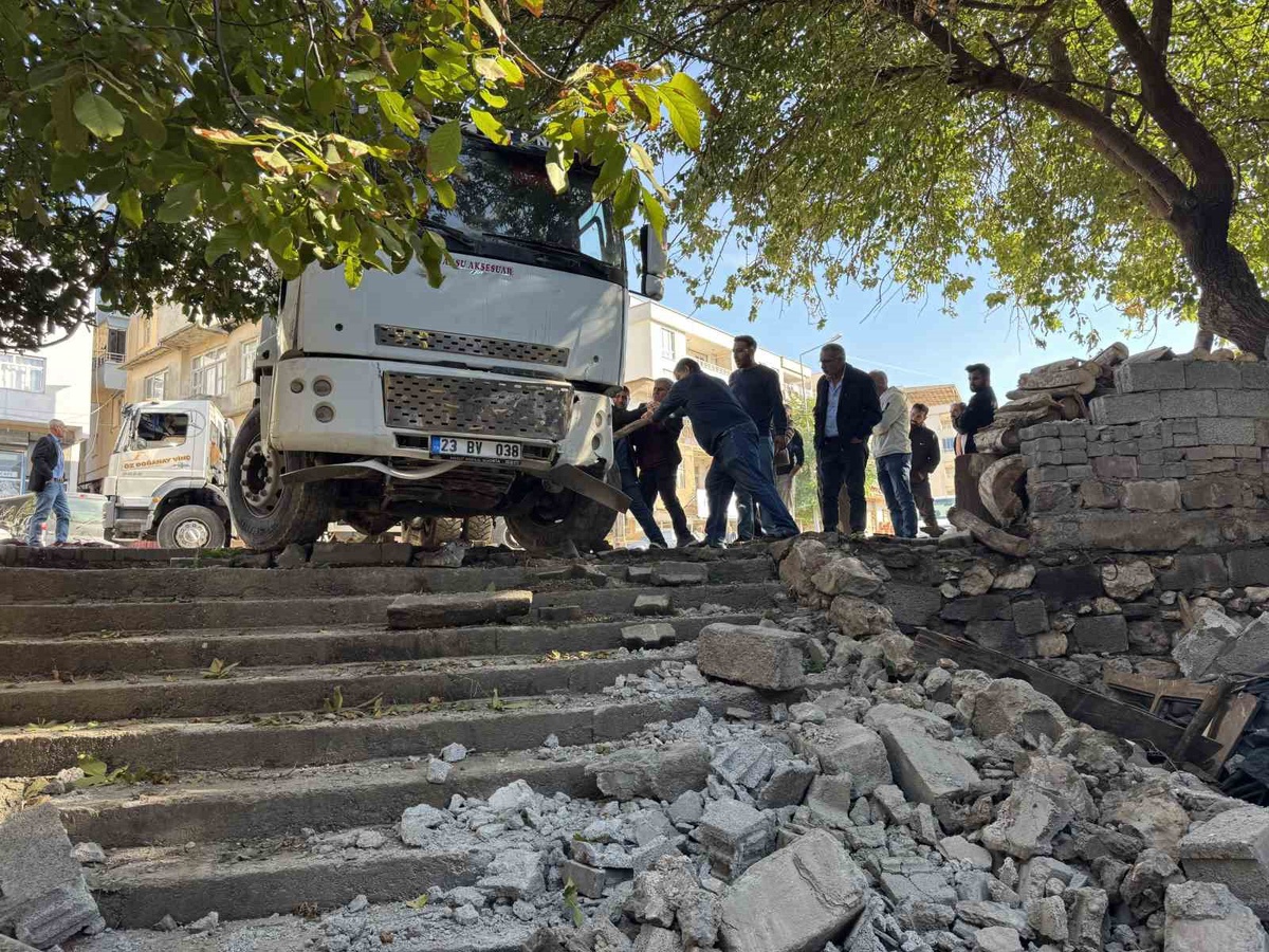 Diyarbakır Çermik'te freni boşalan kamyon evin bahçe duvarına çarptı, can kaybı yok