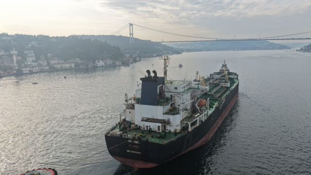 Dron saldırısına uğrayan AK ANA tankeri İstanbul Boğazı'ndan geçti: Gemi trafiği çift yönlü askıya alındı