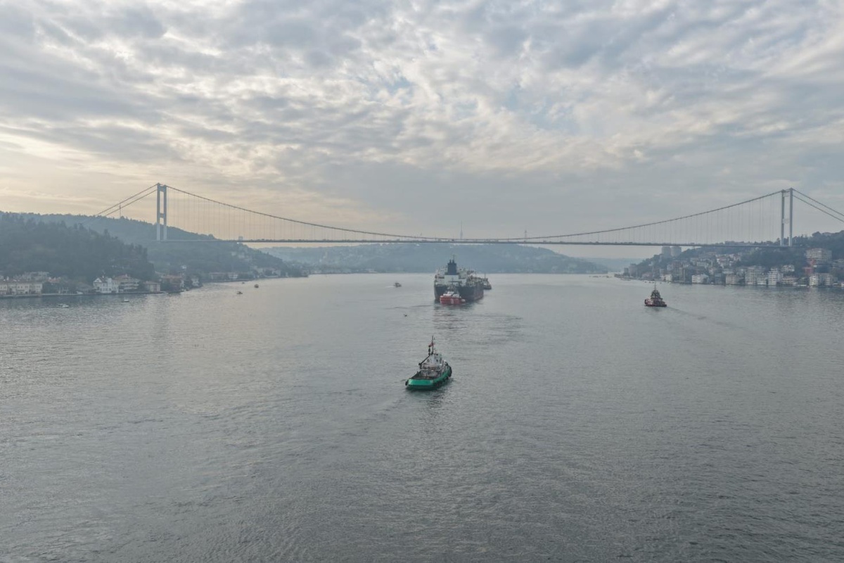 Dron saldırısına uğrayan tanker İstanbul Boğazı’ndan geçti! Boğaz trafiğe kapatıldı