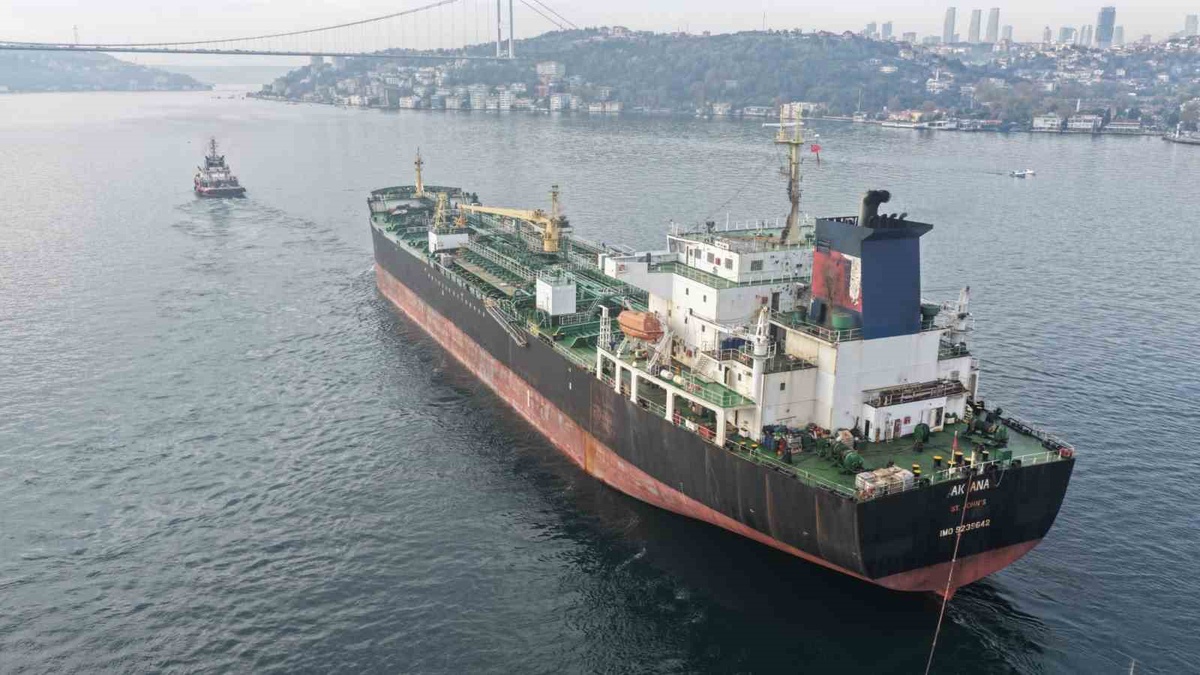 Dron saldırısında hasar gören AK ANA tankeri Boğaz'dan geçti, gemi trafiği kapandı