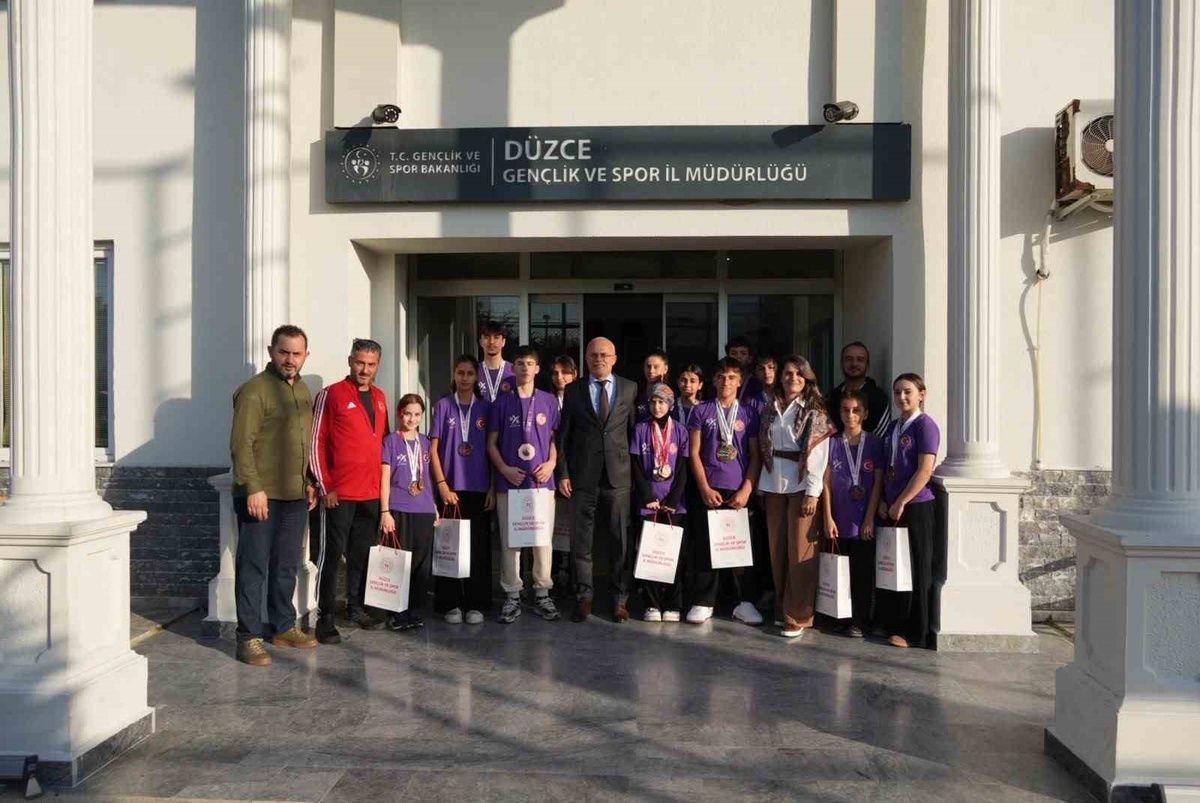 Düzce'de taekwondo sporcuları Gençlik ve Spor İl Müdürü Arslantürk ile buluştu