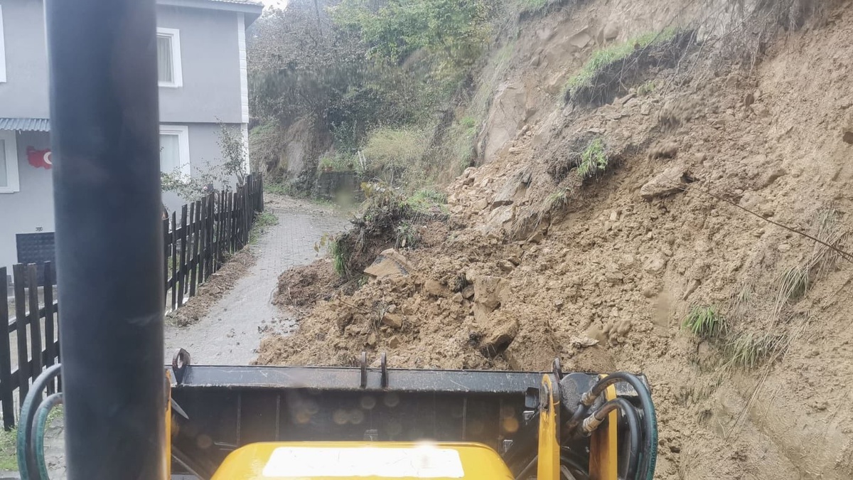 Düzce İl Özel İdaresi, Akçakoca'da toprak kayması sonrası yolu güvenli hale getirdi
