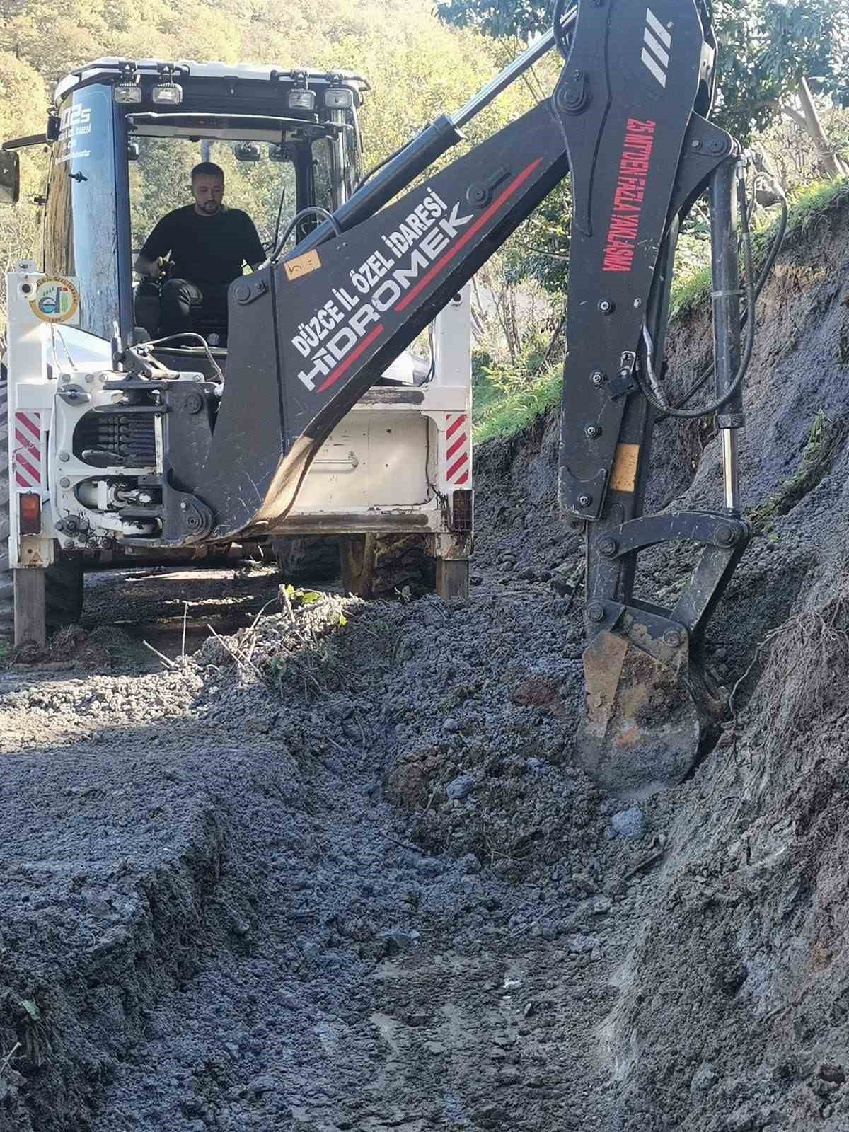 Düzce Kaynaşlı'da tıkanan kanallar İl Özel İdaresi ekiplerince temizlendi