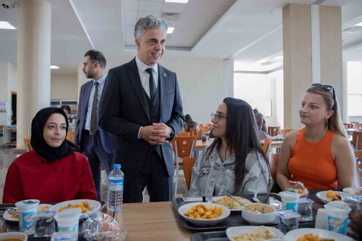 EBYÜ Rektörü Kuyrukluyıldız sosyal tesiste öğrencilerin görüşlerini dinledi