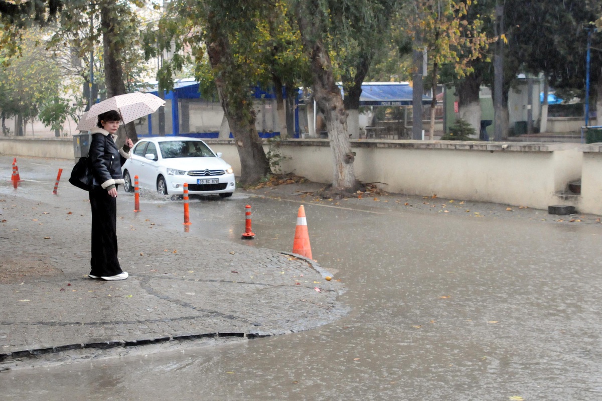 Edirne'de gök gürültülü sağanak cadde ve sokaklarda su birikintilerine yol açtı