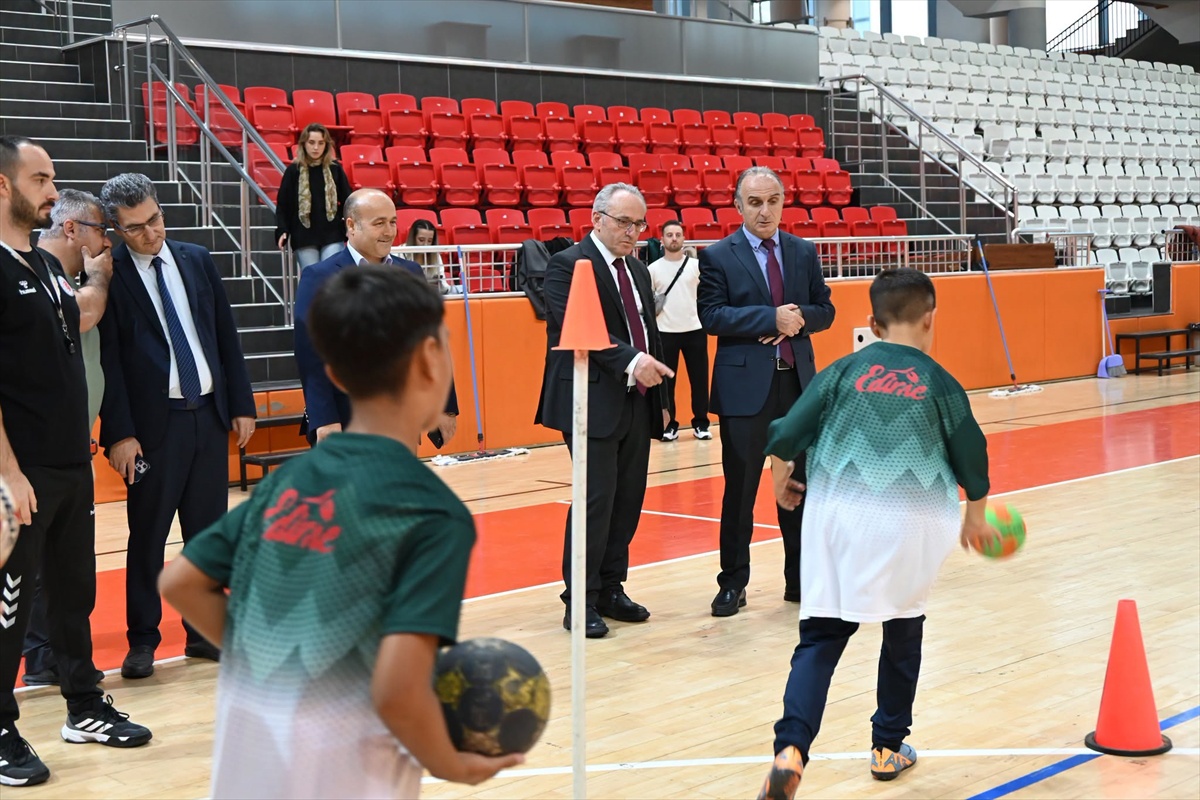 Edirne'de spor ve eğitim müdürleri okçuluk eğitmen eğitimlerini inceledi