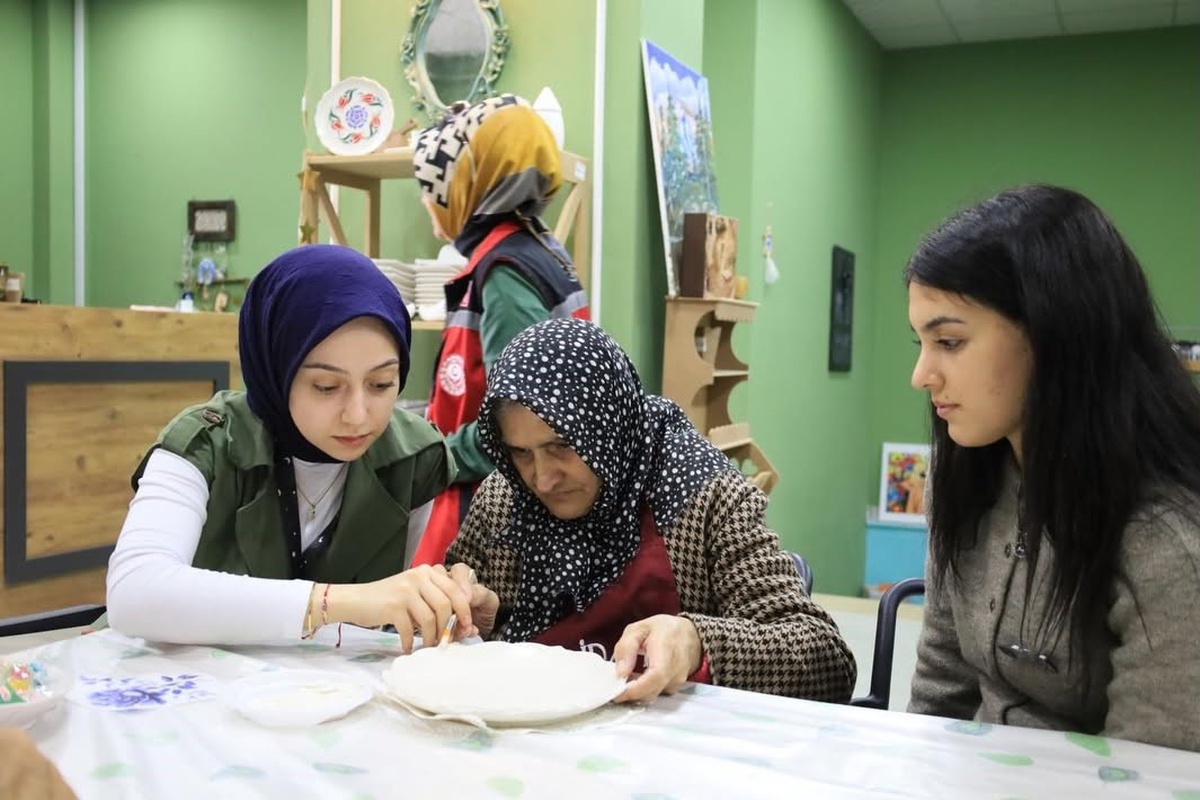 Erzincan'da 'İyilik Var' Projesi kapsamında gençler ve yaşlılar seramik boyadı