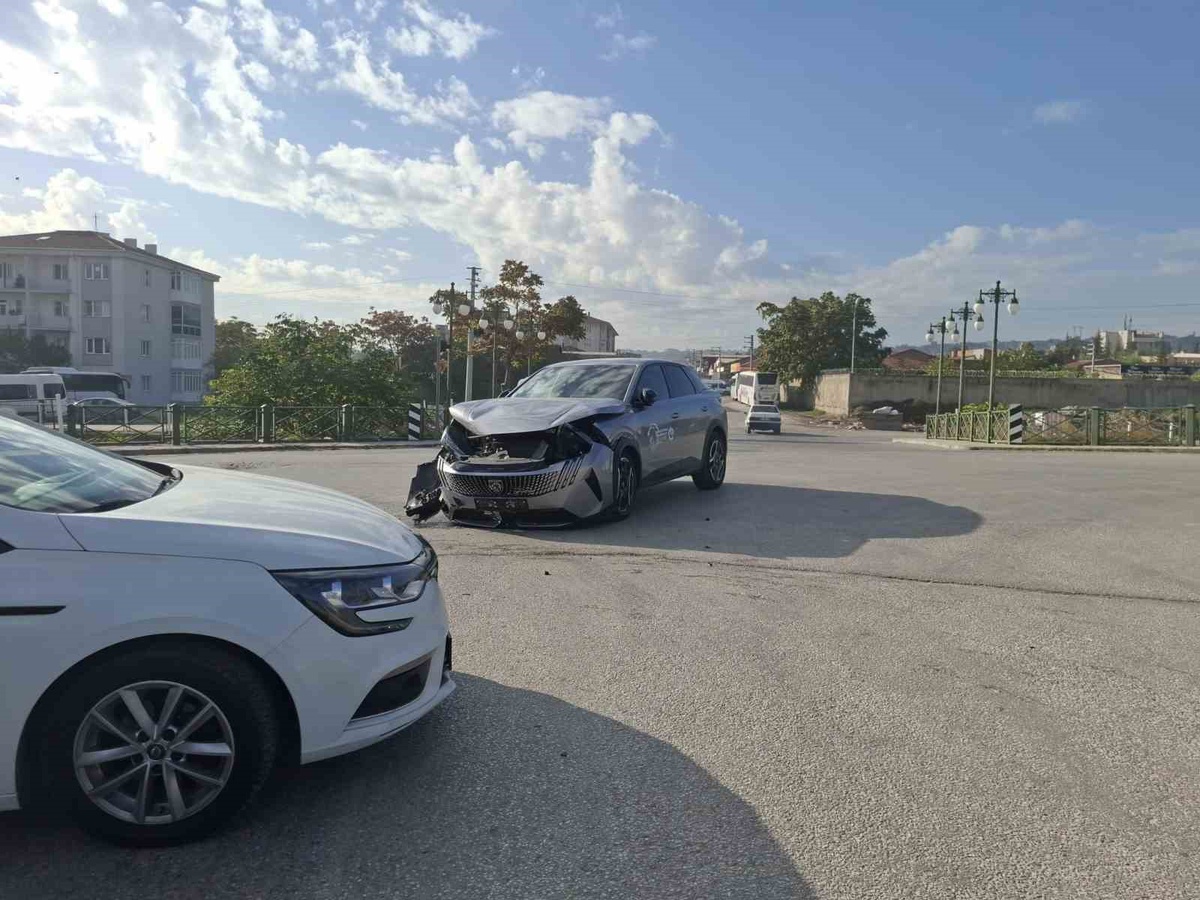 Eskişehir'de çarpışan araçlarda ağır maddi hasar oluştu, muhtar tümsek ve ayna istedi
