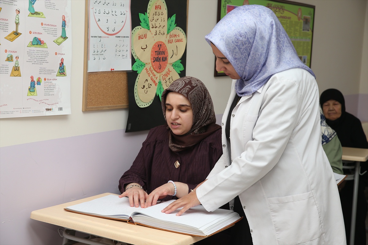 Eskişehir'de görme engelliler Braille Kur'an kursunda hem eğitim hem sosyalleşiyor