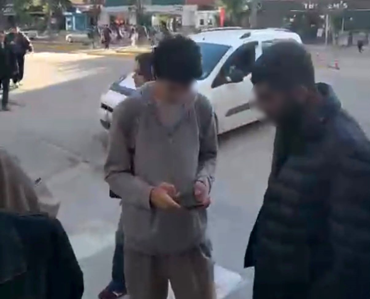 Eskişehir'de öğrenciye zoraki tespih satışı! Tanıyormuş gibi yapan vatandaş genci kurtardı
