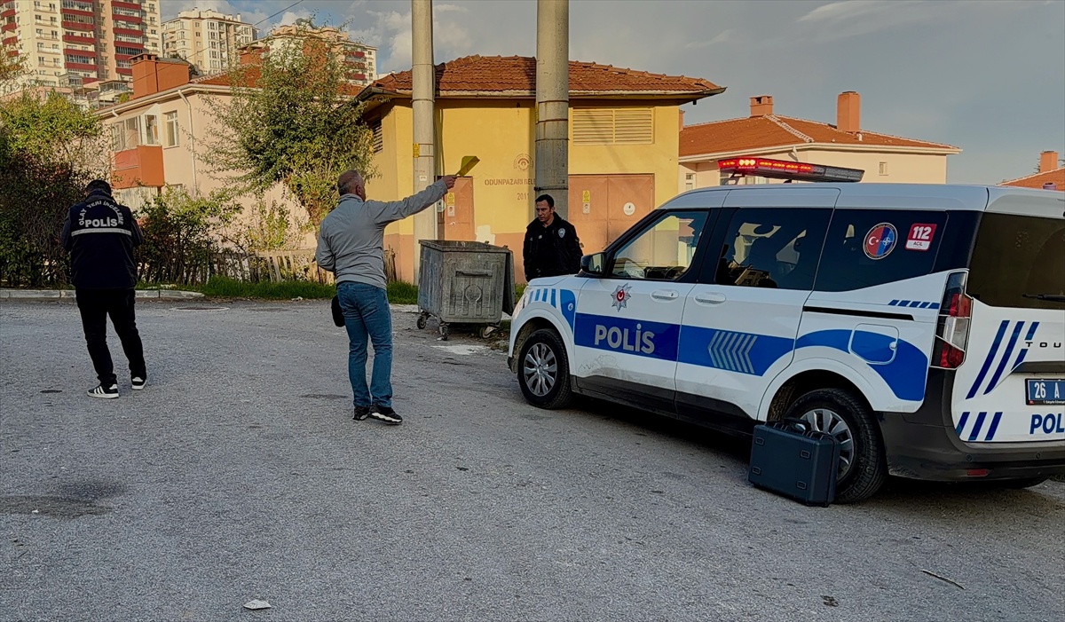 Eskişehir Odunpazarı'nda araçtakiler karşılıklı ateş etti, duvara mermi isabet etti