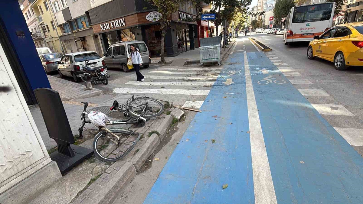 Eskişehir Tepebaşı'nda otomobil bisiklet yolundaki bisikletliye çarptı, o an kamerada