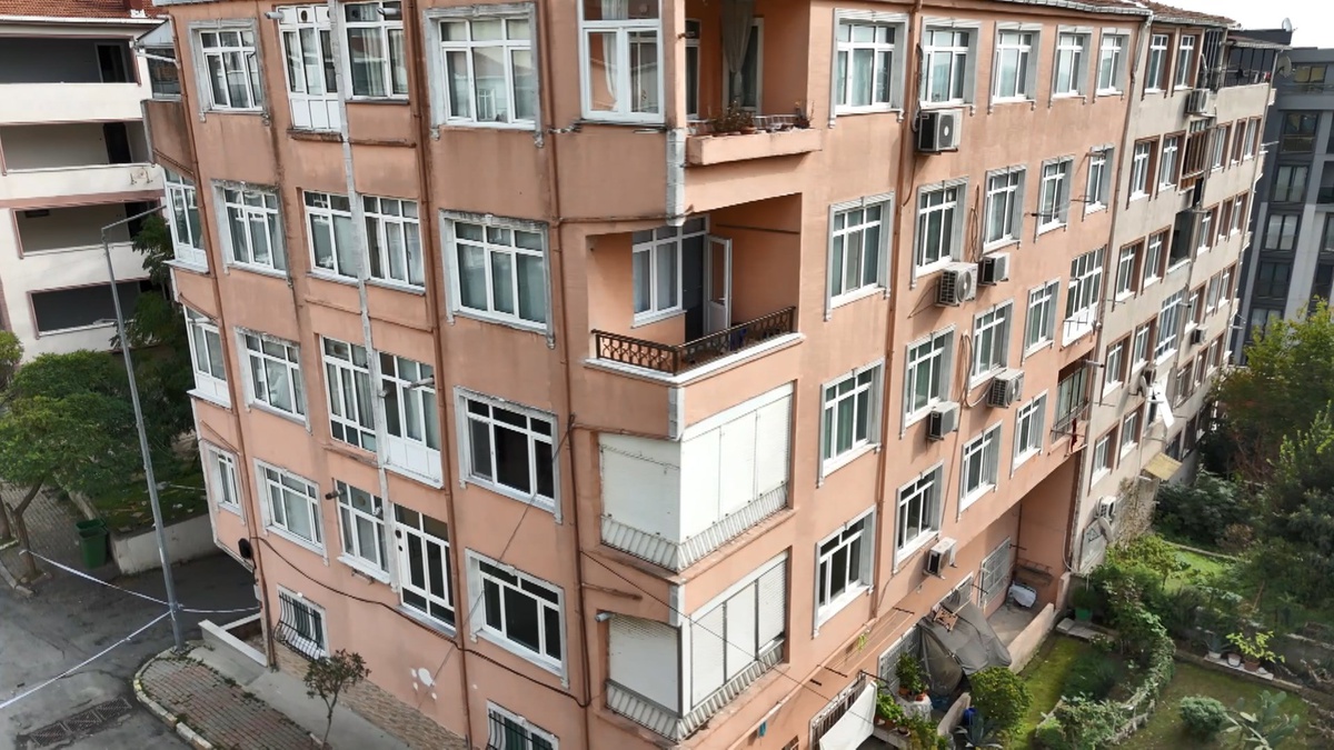 Eyüpsultan'da kolonunda çatlak tespit edilen 5 katlı bina tahliye edilip mühürlendi