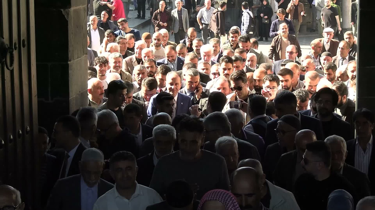 Fatih Erbakan Azerbaycan'ın başörtüsü yasağını kınadı, ana dilde eğitim sözü verdi
