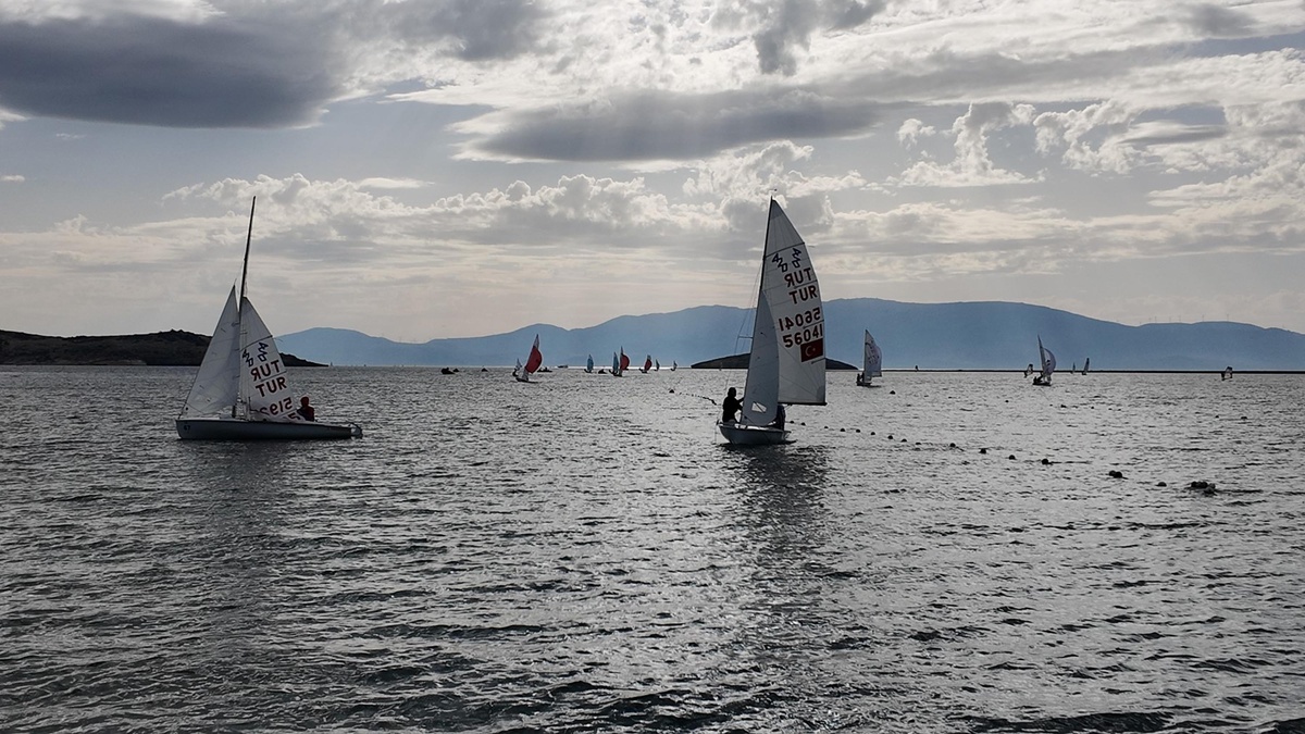 Foça'da TYF Yelken Ligi ilk ayak yarışları 108 sporcunun katılımıyla başladı
