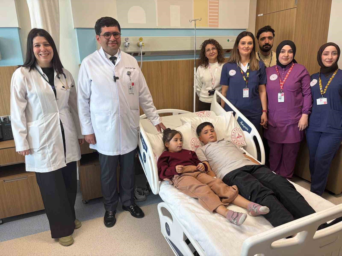 Gaziantep Şehir Hastanesi'nde iki kardeşin kalp deliği aynı gün anjiyo ile kapatıldı